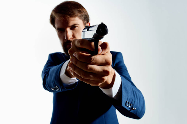 O homem com uma arma de fato nas mãos das emoções da máfia Agente isolado fundo - Foto, Imagem