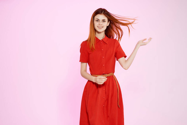 mulher de cabelos vermelhos em gestos mão vestido vermelho luxo isolado fundo - Foto, Imagem