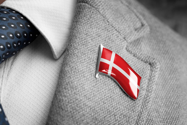 Металлический значок с флагом Дании на лацкане костюма - Фото, изображение