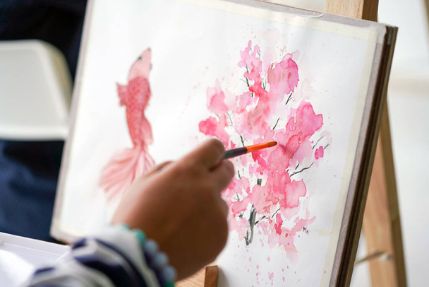 Criação de desenhos aquarela em aulas de arte de pintura. (Pintura de flor rosa) - Foto, Imagem