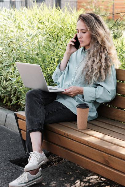 Modern Woman Working Outdoors - Zdjęcie, obraz