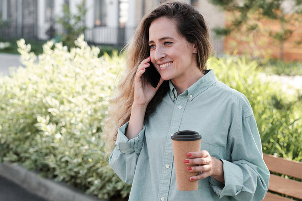 örömteli nő beszél telefonon - Fotó, kép