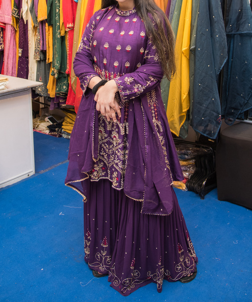 Costume de salwar Indo Western de couleur foncée avec motif brodé tendance - Photo, image