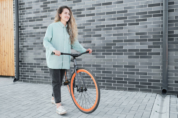 Женщина на велосипеде
 - Фото, изображение