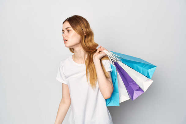 買い物袋の答えを持つ陽気な女性エンターテイメント｜shopaholic - 写真・画像