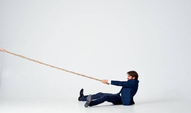 бізнесмен в костюмі тягне студію емоцій мотузки
 - Фото, зображення