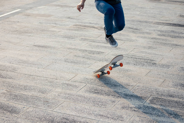 Skateboarder skateboarding outdoors in city - Foto, Imagen