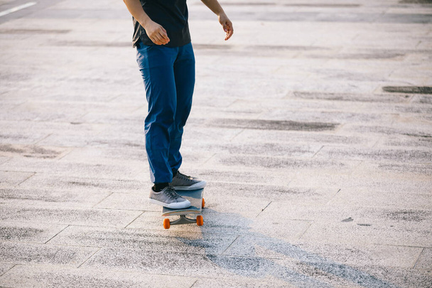 Skateboarder skateboarding outdoors in city - Foto, afbeelding