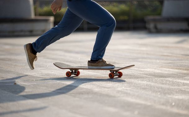 Катание на скейтборде на открытом воздухе в городе - Фото, изображение