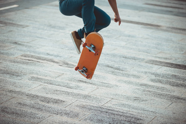 Skateboarder skateboarding outdoors in city - Foto, immagini