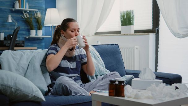 Erwachsene mit Erkältung und Grippe tragen Halsband - Foto, Bild