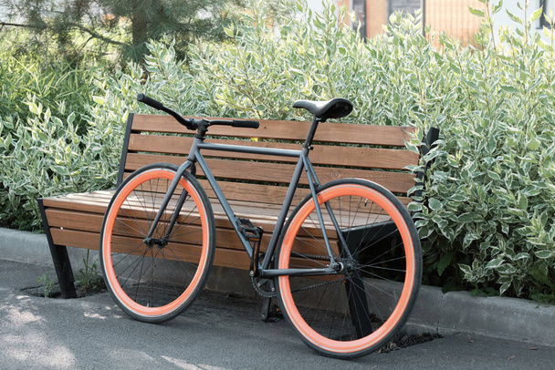 Ποδήλατο σταθμευμένο κατά Bench - Φωτογραφία, εικόνα