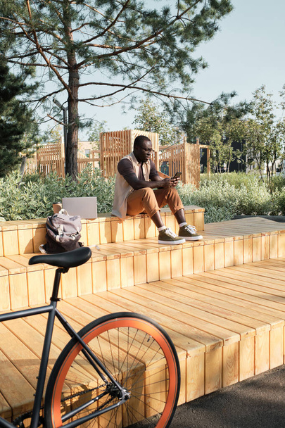 Człowiek w nowoczesnym parku miejskim - Zdjęcie, obraz