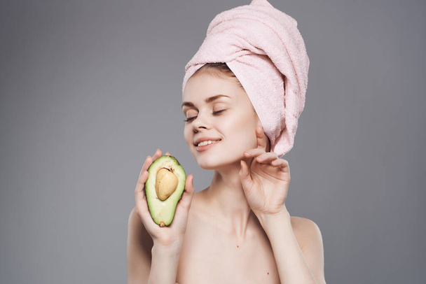 vrouw met een handdoek op haar hoofd schone huid avocado poseren close-up - Foto, afbeelding