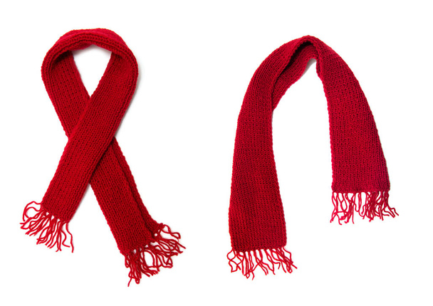 Червоний в'язаний шарф на білому тлі
. - Фото, зображення