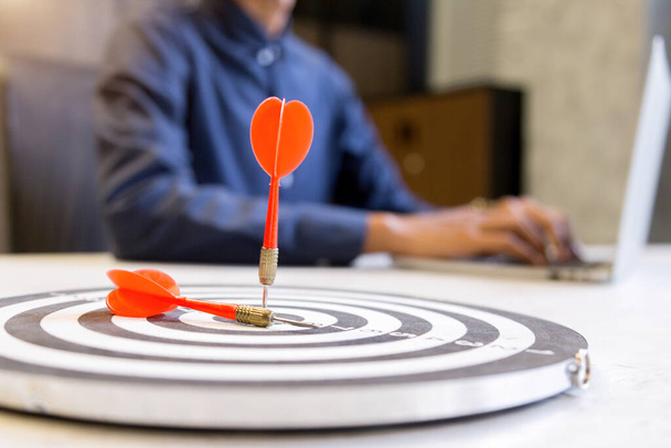 Red Dart nyíl üti a cél középpontjában dartboard a bullseye, üzleti növekedés siker koncepció. - Fotó, kép