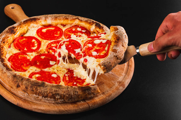 olasz pizza margarita fekete alapon - Fotó, kép
