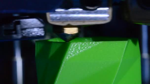Close-up 3D-printer bouwt het object met hete gesmolten kunststof - Video