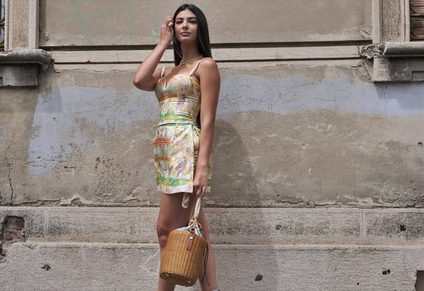 Fashion blogger Elisa Maino poseert voor fotografen na Etro modeshow tijdens Milano Fashion week 2021 - Foto, afbeelding