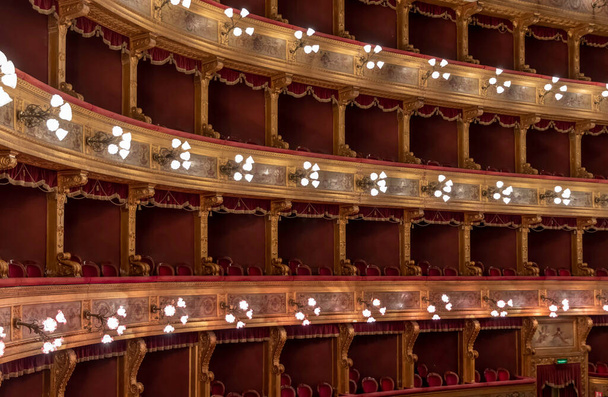 Teatron sisätilat (teatteri) Massimo Vittorio Emanuele oopperatalo Palermossa, Sisiliassa, Italiassa - Valokuva, kuva