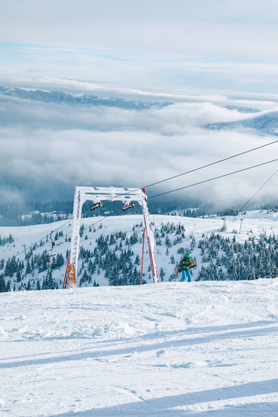 acima da vista do céu do jugo de esqui em montanhas dia ensolarado - Foto, Imagem