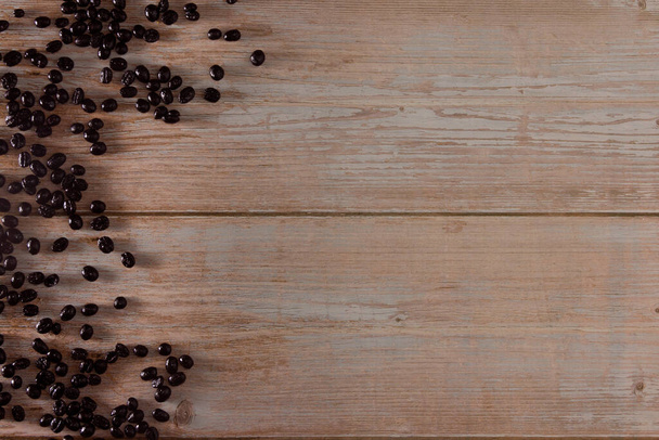 木の上のコーヒー豆。コピースペース。選択的焦点. - 写真・画像