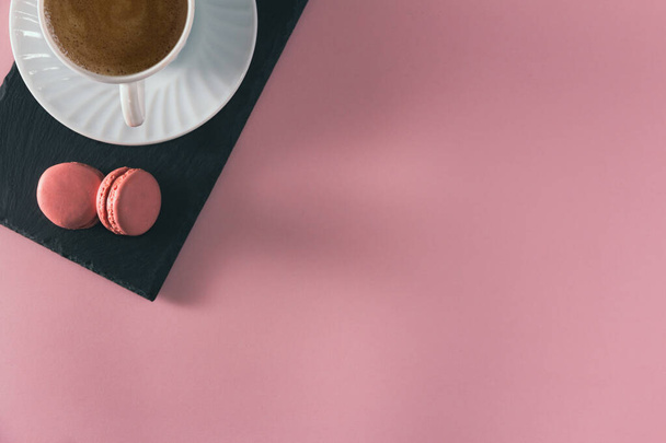 Französisch pastellfarbenen Macarons Dessert mit Kaffeetasse. Kopierraum. Selektiver Fokus. - Foto, Bild