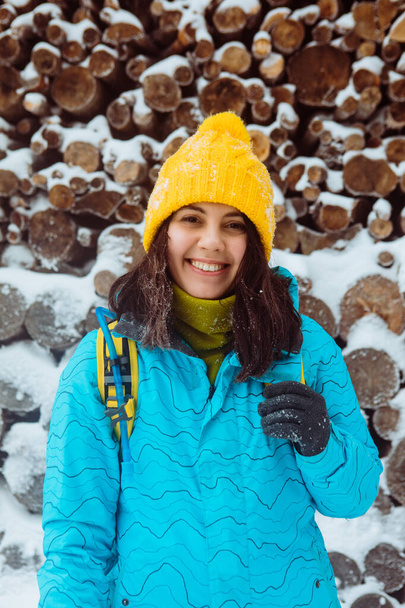 portrét krásné usměvavé ženy ve žlutém klobouku a zimním oblečení - Fotografie, Obrázek