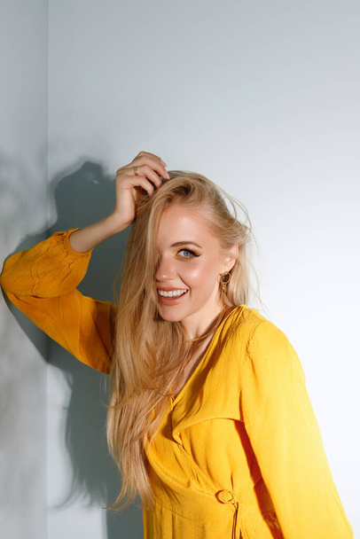 attraktives blondes Model mit Make-up in einem harten Licht im Studio. Schönheit und Mode - Foto, Bild