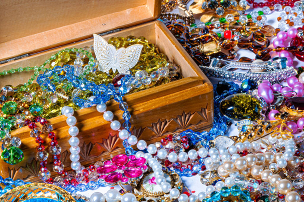 jewelry box, pearl beads and various other multicolored jewelry, selective focus, prosperity concept - Foto, Bild