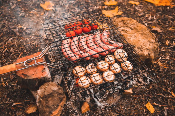 cooking food on bonfire. camping concept. close up - Фото, зображення