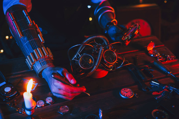 Kosmiczna gra Steampunka. Ręce człowieka wynalazcy mechanika naprawiającego fantastyczne okulary po apokalipsie - Zdjęcie, obraz