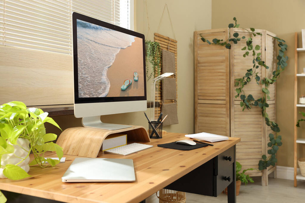 Light room interior with comfortable workplace near window - Foto, Imagen