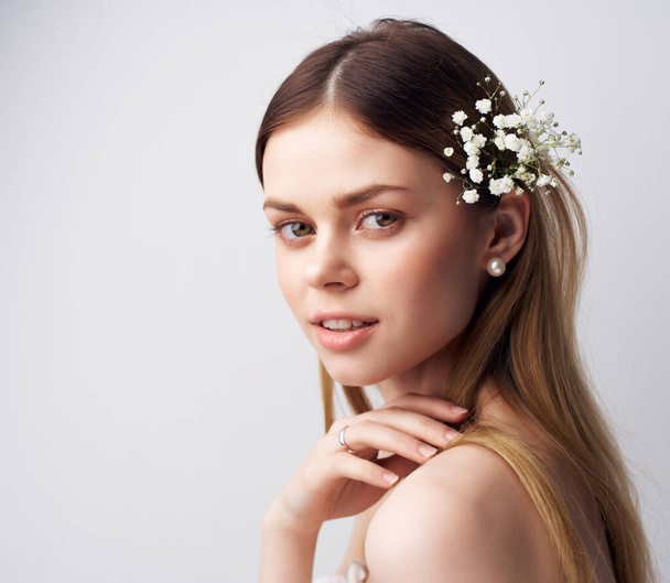 beautiful woman flower in hair fashion light background - Zdjęcie, obraz