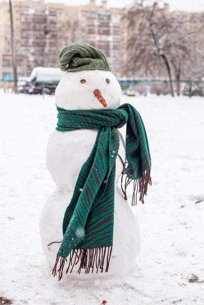 Sněhulák na hřišti v Kyjevě. první sníh ve městě. Aktivní hry pro děti venkovní v zimní scenérie. - Fotografie, Obrázek