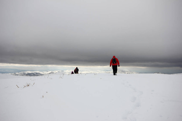Group of mountaineers walking trough the mountains covered with snow - Foto, immagini