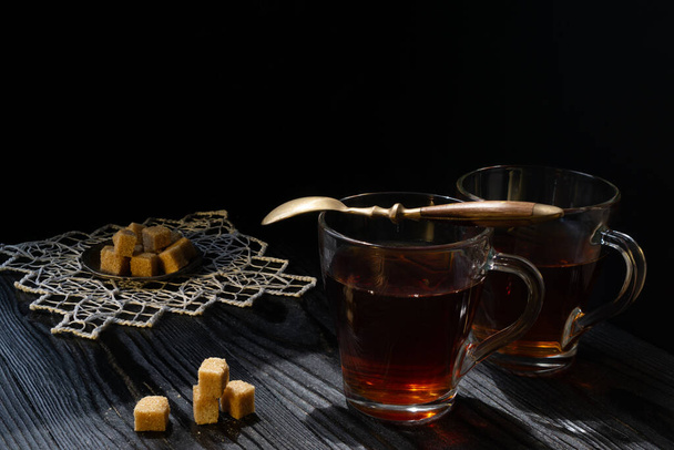 黒糖でお茶への招待。2人の友人のための寒い秋の日の暖かい会議 - 写真・画像