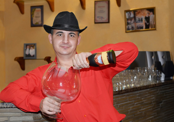 muž s velkou sklenicí brandy v baru - Fotografie, Obrázek