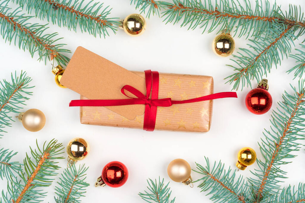 Presente de artesanato de Natal cercado com galhos de pinheiros e mini bugigangas - Foto, Imagem