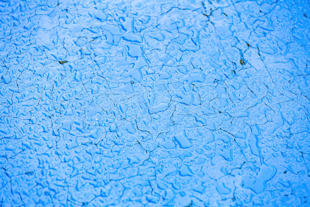 Jasnoniebieska powierzchnia z kroplami wody i poranną rosą po deszczu - Zdjęcie, obraz