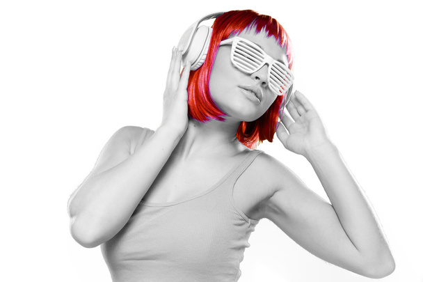 Jeune femme sexy ayant les cheveux rouges en utilisant des écouteurs
 - Photo, image