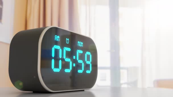 Close-up relógio de alarme digital contra a janela no quarto do hotel ganhar solário - Filmagem, Vídeo