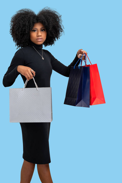 portret van een zwarte vrouw met een boodschappentas  - Foto, afbeelding