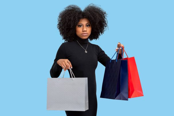 portret van een zwarte vrouw met een boodschappentas  - Foto, afbeelding