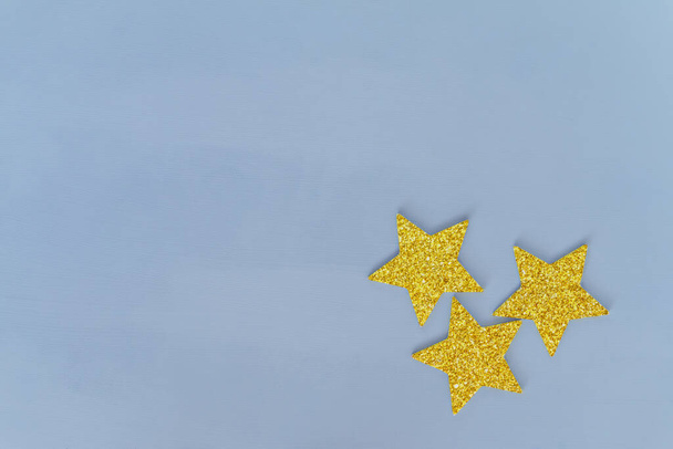 золотые звезды на синем фоне, шаблон поздравительной открытки с пустым местом для текста - Фото, изображение