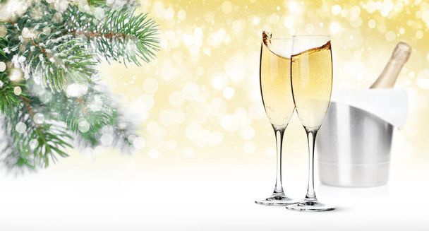 Tarjeta de felicitación navideña con copas de champán y botella en cubo de hielo. Tarjeta de vacaciones con espacio de copia - Foto, imagen