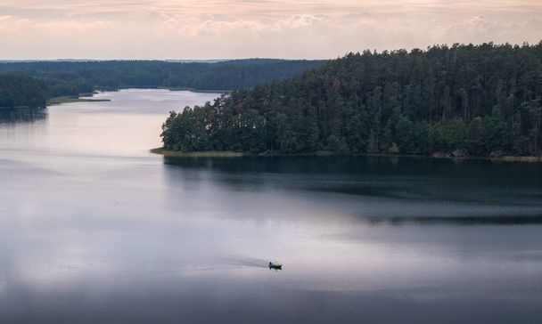Paysage naturel vue du dessus du lac et des arbres avec le voilier - Photo, image