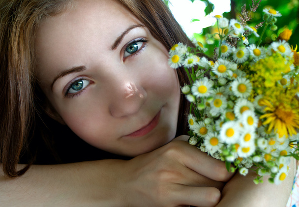 lato dziewczyna z kwiatami - Zdjęcie, obraz
