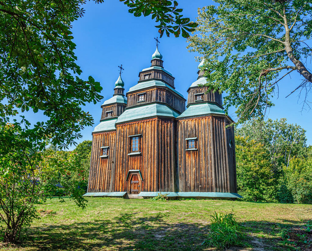 Antigua iglesia de madera con tres cúpulas en Pirogovo museo al aire libre, Ucrania - Foto, imagen