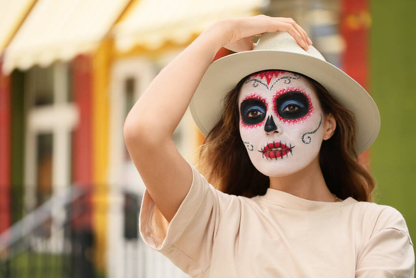 Mujer joven con el cráneo pintado en su cara al aire libre. Celebración del Día de Muertos de México (El Día de Muertos)) - Foto, Imagen